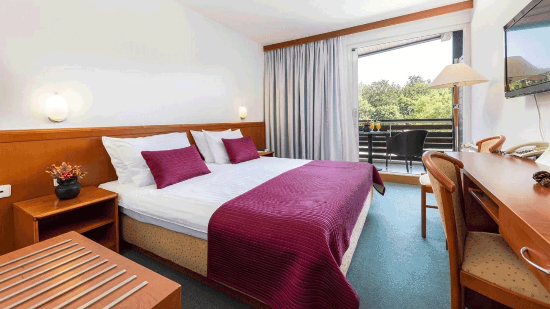 HOTEL-JEZERO-PLITVICE-NATIONAL-PARK-guestroom-with-terrace